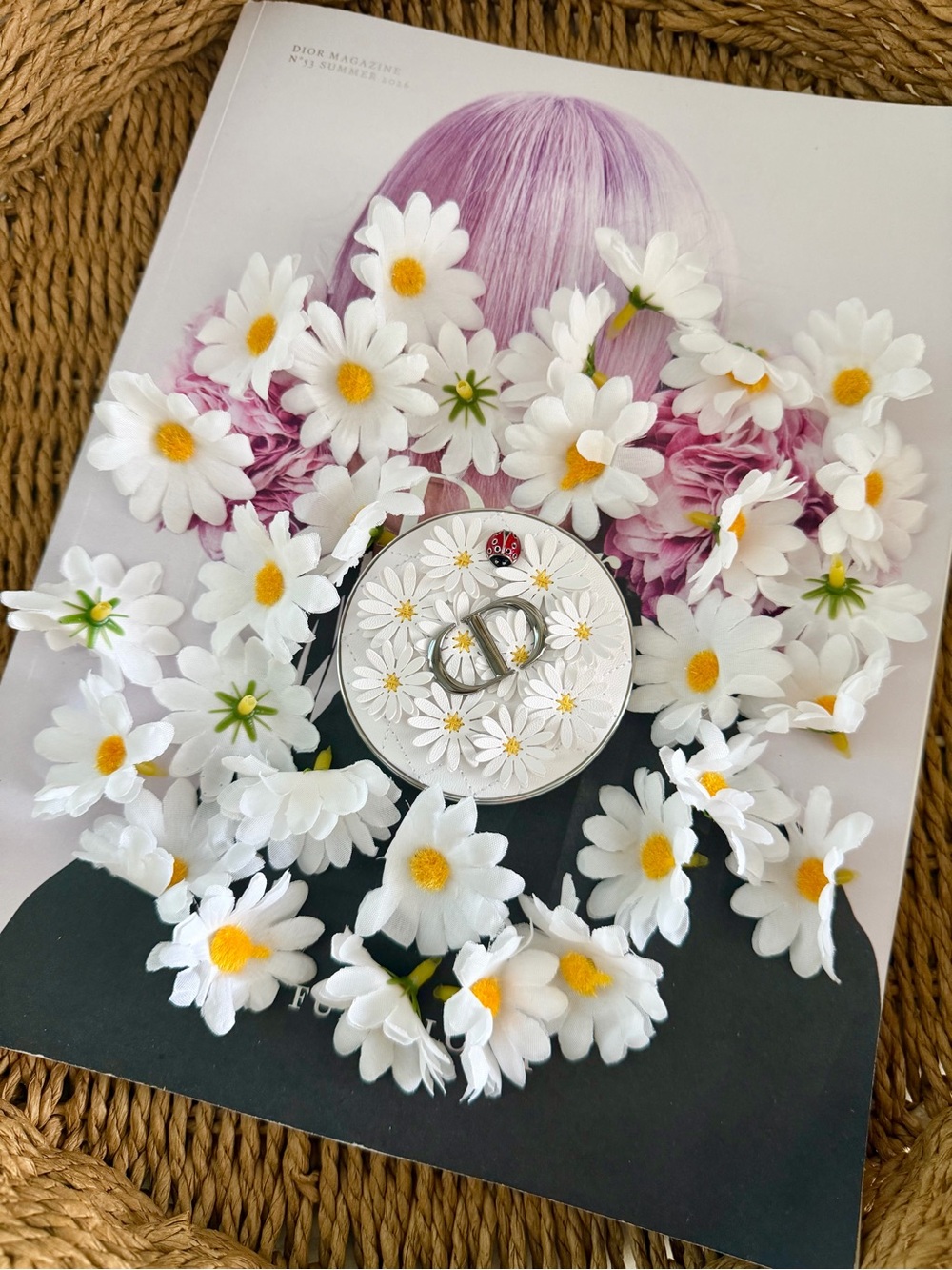 Dior White Daisy Compact with Yellow Centers - Picture 5 of 7
